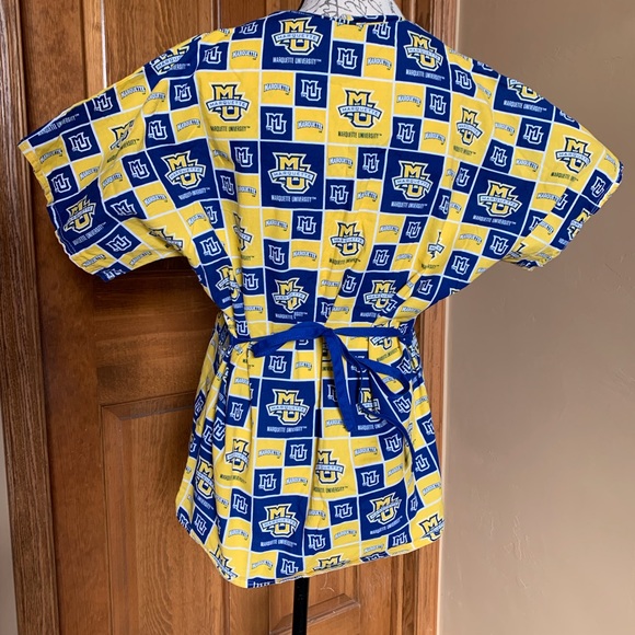 Marquette University Unisex Scrub Top Size M/L - Picture 3 of 9